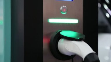 Ukrayna, Kiev, 10 Haziran 2016: Şarj cihazlar elektrikli otomobil fuarında elektrikli arabalar için