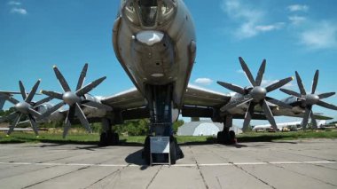 UKRAINE, KIEV, AUGust 10, 2016: TU-142 VPMK Bear-F Mod 4 Long-Range ASW pervane motorlu uçak, Zhulyany havaalanı yakınlarındaki Kiev 'de havacılık müzesi. Sovyet havacılık endüstrisi sivil ve askeri uçaklar
