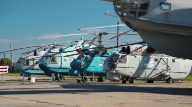 UKRAINE, KIEV, 23 AĞUSTOS 2016: Zhulyany havaalanı yakınlarındaki Kiev havacılık müzesinde bulunan helikopterler. Sovyet havacılık endüstrisi sivil ve askeri uçaklar