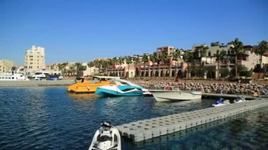JORDAN, AQABA, 10 ARALIK 2016: Ürdün Haşim Krallığı 'nın Akabe kenti yakınlarındaki Tala Körfezi tatil beldesinde tekneler