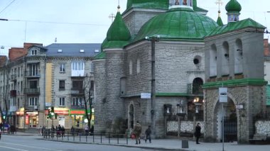 UKRAINE, TERNOPIL, 24 Mart 2017: Ternopil 'deki İsa' nın Doğumu Kilisesi yakınlarındaki yol trafiği - Batı Ukrayna 'da şehir, Seret nehrinin kıyısında, Galiçya ve Podolia' nın tarihi bölgelerinde yer alan