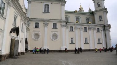 Ukrayna, Pochayiv, 25 Mart 2017: İnsanlar Kutsal Dormition Pochayiv Lavra - büyük karmaşık Ortodoks Kilisesi ve Manastırı Ukrayna ve Ukrayna, Kiev-Pechersk Lavra sonra ikinci