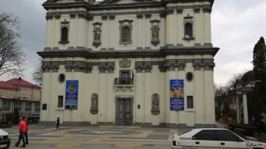 UKRAINE, TERNOPIL, 24 Mart 2017: Dominik kilisesi yakınlarındaki insanlar, Ternopil 'de Meryem Ana' nın Meryem Ana 'nın masumiyeti katedrali, batı Ukrayna' da şehir, Galiçya ve Podolia 'nın tarihi bölgeleri