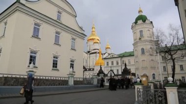 Ukrayna, Pochayiv, 25 Mart 2017: İnsanlar Kutsal Dormition Pochayiv Lavra - büyük karmaşık Ortodoks Kilisesi ve Manastırı Ukrayna ve Ukrayna, Kiev-Pechersk Lavra sonra ikinci