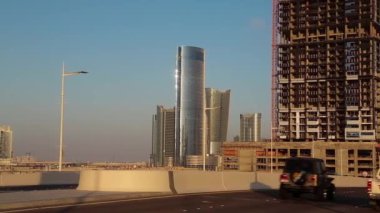 BAE, ABU DHABI, FEBRUARY 4, 2016: Abu Dabi, Birleşik Arap Emirlikleri 'ndeki Al Reem Adası' ndaki City of Lights kompleksi yakınlarında trafik. Abu Dabi - Dubai 'den sonra BAE' nin en kalabalık ikinci şehri.