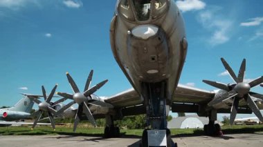 UKRAINE, KIEV, AUGust 10, 2016: TU-142 VPMK Bear-F Mod 4 Long-Range ASW pervane motorlu uçak, Zhulyany havaalanı yakınlarındaki Kiev 'de havacılık müzesi. Sovyet havacılık endüstrisi sivil ve askeri uçaklar