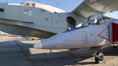 UKRAINE, KIEV, 23 AĞUSTOS 2016: Zhulyany Havalimanı yakınlarındaki Kiev, Ukrayna 'daki ulusal havacılık müzesindeki eski hava araçları. Müzede daha çok Sovyet havacılık endüstrisi sunuluyor.