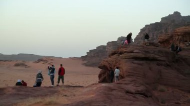 JORDAN, WADI RUM DESERT, 6 ARALIK 2016: Günbatımından sonra Wadi Rum Çölü 'ndeki insanlar, Ürdün Haşimi Krallığı. Ay Vadisi olarak da bilinen Wadi Rum Ürdün 'ün en büyük vadisidir.