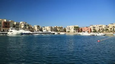 JORDAN, AQABA, 10 ARALIK 2016: Ürdün Haşim Krallığı, Ürdün 'ün Akabe kenti yakınlarındaki Tala Körfezi tatil beldesinde liman yatları