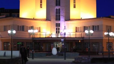 UKRAINE, IVANO-FRANKIVSK, FEBRUARY 25, 2017: Ukrayna 'nın İvano-Frankivsk kenti yakınlarındaki belediye binası yakınları. Rynok veya Market Meydanı 'ndaki Ivano-Frankivsk şehrinin merkezinde sanat deco tarzı bina