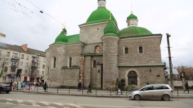 UKRAINE, TERNOPIL, 24 Mart 2017: Ternopil 'deki İsa' nın Doğumu Kilisesi yakınlarındaki yol trafiği - Batı Ukrayna 'da şehir, Seret nehrinin kıyısında, Galiçya ve Podolia' nın tarihi bölgelerinde yer alan