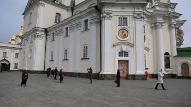 Ukrayna, Pochayiv, 25 Mart 2017: İnsanlar Kutsal Dormition Pochayiv Lavra - büyük karmaşık Ortodoks Kilisesi ve Manastırı Ukrayna ve Ukrayna, Kiev-Pechersk Lavra sonra ikinci