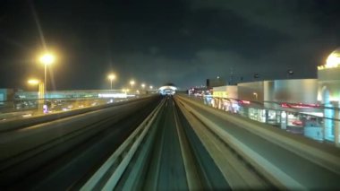 BAE, DUBAI, FEBRUARY 1, 2016: Tren yaklaşıyor ve metro istasyonuna giriyor. Dubai metrosu sürücüsüz, tam otomatik bir metro ağıdır. Ön pencereden manzara.