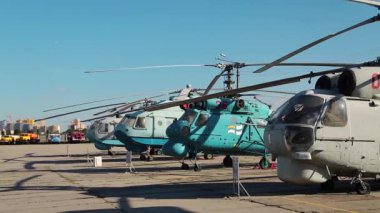 UKRAINE, KIEV, 23 Ağustos 2016: Kiev 'deki havacılık müzesinde bulunan eski helikopterler, Zhulyany havaalanı yakınlarında yer alıyor. Sovyet havacılık endüstrisi sivil ve askeri uçaklar