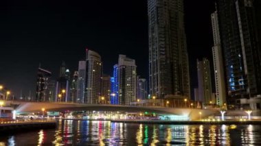 5K Dubai Limanı gece vardiyası, Birleşik Arap Emirlikleri. Dubai Marina, dünyanın en büyük insan yapımı marinası. Dubai Marina, Basra Körfezi 'nin 3 km' lik bir kıyı şeridi boyunca oyulmuş bir kanal kentidir.