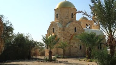 Aziz John Vaftizci Kilisesi Jordan Nehri. Yeni inşa edilen John Baptist Rum Ortodoks Kilisesi, Yunan Ortodoks Patrikliği, Ürdün Haşim Krallığı 'nda İsa' nın vaftiz edildiği tarihi yer.