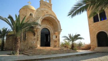 Aziz John Vaftizci Kilisesi Jordan Nehri. Yeni inşa edilen John Baptist Rum Ortodoks Kilisesi, Yunan Ortodoks Patrikliği, Ürdün Haşim Krallığı 'nda İsa' nın vaftiz edildiği tarihi yer.