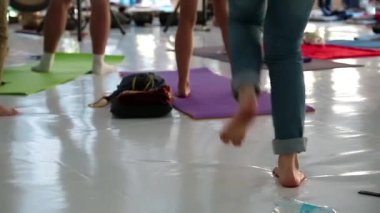 İnsanlar spor yapıyor, spor salonunda antrenman yapıyor. Spor programındaki aktif insanlar spor salonundaki grup derslerinde. Erkekler ve kadınlar spor için gider. Fiziksel aktivite kalorileri yakmaya yardımcı olur.