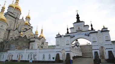 Lord Katedrali, 2013, Pochayiv Lavra, Ternopil Oblastı, Ukrayna. Ukrayna 'nın batısındaki en büyük ortodoks kilise kompleksi ve manastırı ve Kiev-Pechersk Lavra' dan sonra Ukrayna 'da ikinci.