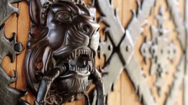 Kapıda Retro stil kapı tokmağı var. Aslan başlı pirinç kapı tokmağı Eski ahşap kapı