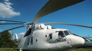 Birleşmiş Milletler için eski Sovyet ağır taşıma helikopteri Mil Mi-26. NATO rapor adı: Halo, ürün kodu: Izdeliye 90. Ukrayna, Kiev 'deki havacılık müzesi. Sovyet ve Rus havacılık endüstrisi