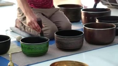 Tibet şarkı kaseleriyle çalışan bir adam. Tibet şarkı kaseleriyle usta sınıfı, Tibet şarkı kaseleriyle müzik grubu çalıyor.