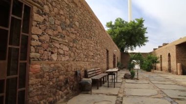 Akabe Kalesi, Ürdün, Akabe bayrak direğinin yanında. Akabe Kalesi, Mamluk Kalesi ya da Akabe Kalesi, kalenin bitişiğindeki arkeoloji müzesi. Akabe - Ürdün Haşim Krallığının tek kıyı kenti