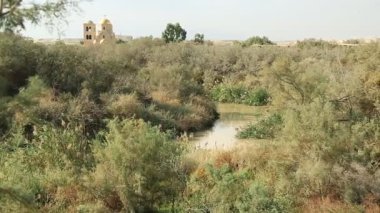 Ürdün Nehri yakınlarındaki Aziz John Baptist Kilisesi. Yeni inşa edilen John Baptist Rum Ortodoks Kilisesi, Yunan Ortodoks Patrikliği, Ürdün Haşim Krallığı 'nda İsa' nın vaftiz edildiği tarihi yer.