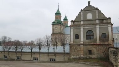 Kurtarıcı Kilisesi, 1600, ve bu Bernardine Manastırı, 1627, Zbarazh şehrinde, Ternopil oblast veya vilayetinde, batı Ukrayna 'nın tarihi bölgesinde yer alıyor.