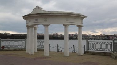 Ternopil Gölü kıyısındaki beyaz kubbe, Ternopil şehri, batı Ukrayna
