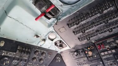Eski helikopter enstrüman paneli. Sovyetler Birliği 'nden beri eski helikopterin içi. Eski helikopter kulübesi