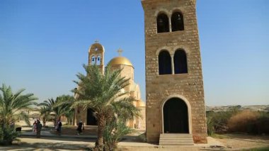 JORDAN RIVER, AL-MAGHTAS, 8 ARALIK 2016: St John Baptist Kilisesi yakınlarında insanlar. Yeni inşa edilen Ortodoks Kilisesi John Baptist in Al-Maghtas, İsa Mesih 'in tarihi vaftiz yeri, Ürdün