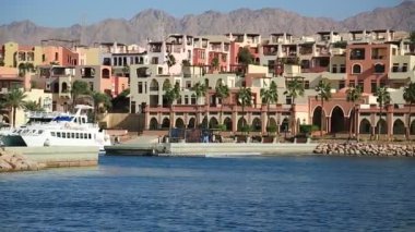 JORDAN, AQABA, 10 ARALIK 2016: Ürdün 'ün Haşim Krallığı yakınlarındaki Akabe kenti yakınlarındaki Tala Körfezi tatil beldesinde limandaki insanlar