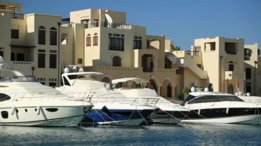 JORDAN, AQABA, 10 ARALIK 2016: Ürdün Haşim Krallığı, Ürdün 'ün Akabe kenti yakınlarındaki Tala Körfezi tatil beldesinde liman yatları