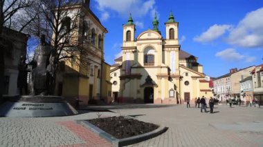 UKRAINE, IVANO-FRANKIVSK, FEBRUARY 23, 2017: Batı Ukrayna 'nın İvano-Frankivsk kentindeki Sheptitskogo Meydanı' nda bir sanat müzesi olan Kutsal Bakire Meryem Kilisesi yakınları