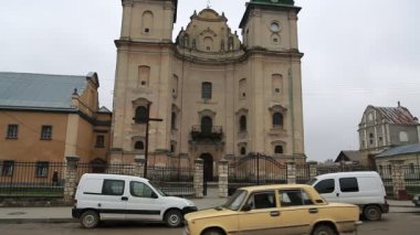 UKRAINE, ZBARAZH, 25 Mart 2017: Kurtarıcı Kilisesi yakınlarındaki yol trafiği, 1600, ve bu Bernardine Manastırı, 1627, Zbarazh şehri, Ternopil oblast, Galiçya 'nın tarihi bölgesinde, batı Ukrayna
