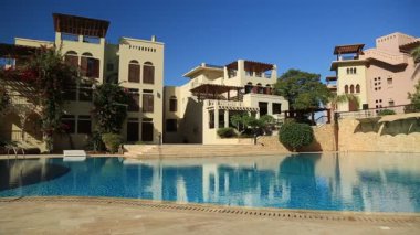 JORDAN, AQABA, 10 ARALIK 2016: Ürdün Haşim Krallığı yakınlarındaki Akabe kenti Tala Körfezi tatil köyünde temiz suyla birlikte açık yüzme havuzu