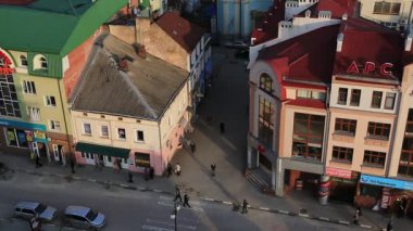 UKRAINE, IVANO-FRANKIVSK, FEBRUARY 23, 2017: İvano-Frankivsk şehrindeki Ratusha veya Town Hall 'dan şehre bak, Rynok veya Market Meydanı' ndaki Ivano-Frankivsk şehrinin merkezine inşa et. Mavi Ermeni Kilisesi