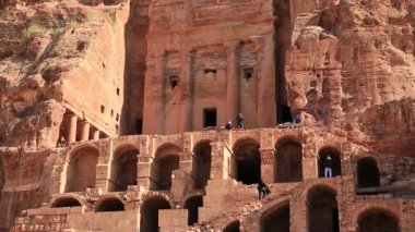 JORDAN, PETRA, 12 ARALIK 2016: Ürdün 'ün Haşhaşiler Krallığı' nın tarihi ve arkeolojik kaya kesimi kenti Petra 'daki Kraliyet Mezarları' nın Vazo Mezarlığı yakınındaki insanlar