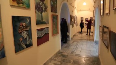 UKRAINE, IVANO-FRANKIVSK, FEBRUARY 23, 2017: Ratusha veya Ivano-Frankivsk şehrindeki belediye binasındaki resim galerisindekiler - Rynok veya Market Meydanı 'ndaki Ivano-Frankivsk şehrinin merkezinde bir bina