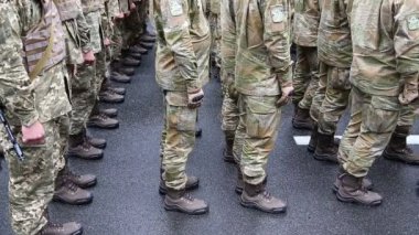 UKRAINE, KIEV, AĞUSTOS 24, 2016: Askeri geçit törenindeki askerler. Ukrayna 'nın bağımsızlığının 25. yıldönümü anısına Kiev ana caddesinde düzenlenen tören geçidi Khreshhatyk. Askeri üniformalı askerler.