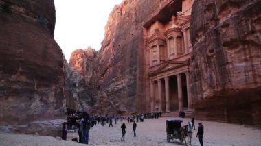 JORDAN, PETRA, 5 Aralık 2016: Ürdün Haşim Krallığı 'nın tarihi ve arkeolojik kenti olan Raqmu olarak bilinen El Khazneh yakınlarındaki at ve insanlar veya Petra' daki Hazine