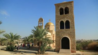 JORDAN RIVER, AL-MAGHTAS, 8 ARALIK 2016: St John Baptist Kilisesi yakınlarında insanlar. Yeni inşa edilen Ortodoks Kilisesi John Baptist in Al-Maghtas, İsa Mesih 'in tarihi vaftiz yeri, Ürdün