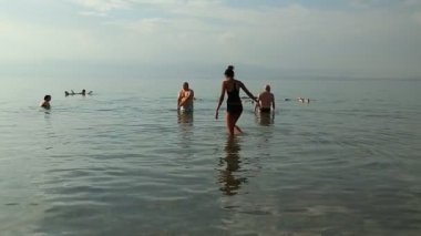 JORDAN, ÖLÜ SEA, 8 ARALIK 2016: İnsanlar Ürdün Haşim Krallığı Ölü Deniz 'in tuzlu sularında dinleniyor. İnsanlar Ölü Deniz 'de yüzer
