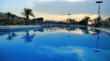 JORDAN, 15 ARALIK 2016: Ürdün Haşim Krallığı 'nda Ölü Deniz yakınlarındaki bir otelde mavi temiz suyla açık yüzme havuzu