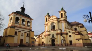 UKRAINE, IVANO-FRANKIVSK, FEBRUARY 23, 2017: Batı Ukrayna 'nın İvano-Frankivsk kentindeki Sheptitskogo Meydanı' nda bir sanat müzesi olan Kutsal Bakire Meryem Kilisesi yakınları