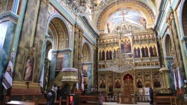 UKRAINE, IVANO-FRANKIVSK, 23 Şubat 2017: İvano-Frankivsk şehrinin batısındaki Kutsal Diriliş Yunan Katolik Katedrali içindeki insanlar