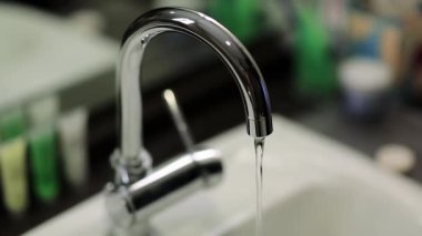 Musluktan su akar. Musluktan soğuk su akıyor.