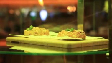 Şekerci dükkanında iki hamur işi ile döner tabak. Şekerlemeli dükkan penceresi
