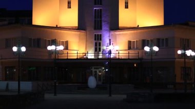 Ukrayna 'nın Ivano-Frankivsk şehrinde gece vakti aydınlanan Ratusha ya da belediye binası. Rynok veya Market Meydanı 'ndaki Ivano-Frankivsk şehrinin merkezinde sanat deco tarzı bina